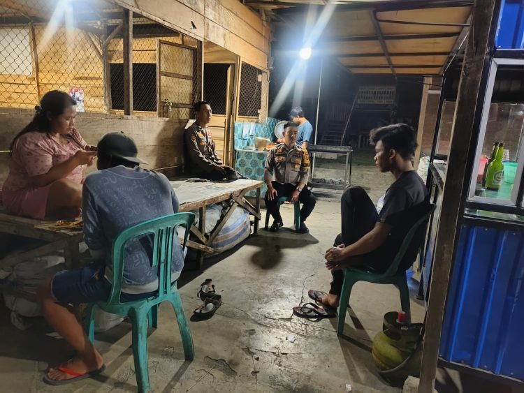 petugas juga menyempatkan diri berdialog dengan remaja dan warga, memberikan imbauan agar menjauhi miras, judi, maupun tindakan anarkis yang berpotensi memicu keributan.
Sepanjang malam, kegiatan berjalan aman, lancar, dan kondusif.