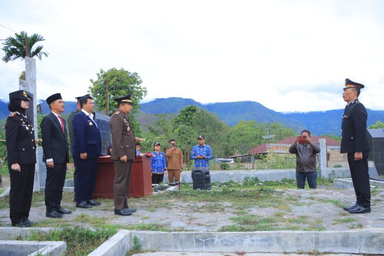Polres Samosir melaksanakan upacara di Lapangan Mako Polres Samosir pada Senin (10/11/2025) pukul 07.45 WIB. Upacara berlangsung khidmat dan penuh semangat nasionalisme, dipimpin langsung oleh Kabag Ops Polres Samosir Kompol Eduard, S.H. selaku Inspektur Upacara.