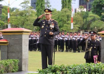 Bertindak selaku Inspektur upacara (Irup), Kapolda Kalteng Irjen Pol Iwan Kurniawan, S.IK., M.Si. dan dihadiri Wakapolda Brigjen Pol Dr. Rakhmad Setyadi, S.IK., S.H., M.H. sejumlah pejabat utama dan seluruh personel Polda Kalteng.