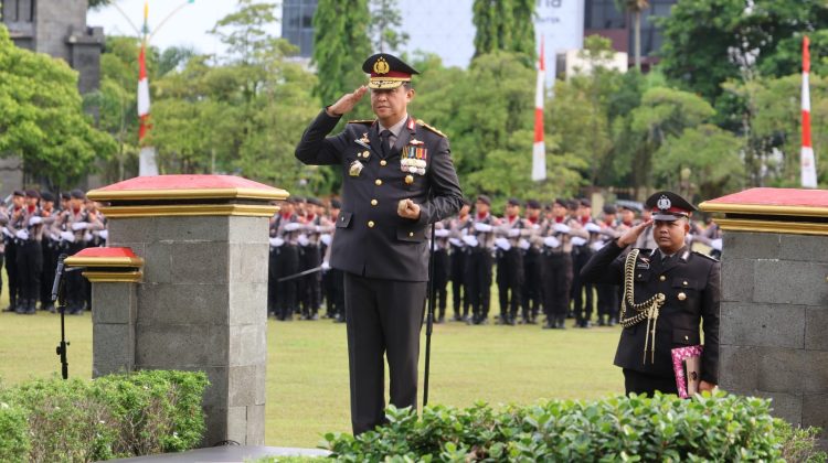 Bertindak selaku Inspektur upacara (Irup), Kapolda Kalteng Irjen Pol Iwan Kurniawan, S.IK., M.Si. dan dihadiri Wakapolda Brigjen Pol Dr. Rakhmad Setyadi, S.IK., S.H., M.H. sejumlah pejabat utama dan seluruh personel Polda Kalteng.