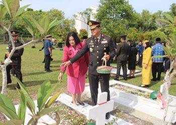 Usai melaksanakan upacara hari Pahlawan di Lapangan Barigas Mapolda setempat. Kegiatan dilanjutkan dengan menggelar Ziarah dan Tabur Bunga, di Taman Makam Pahlawan (TMP) Sanaman Lampang, Jl. Tjilik Riwut Km. 3, Kota Palangka Raya, Senin (10/11/2025).