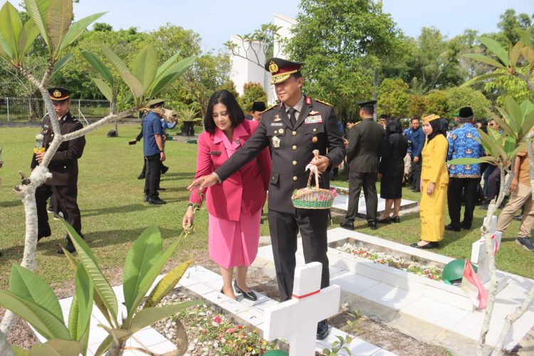 Usai melaksanakan upacara hari Pahlawan di Lapangan Barigas Mapolda setempat. Kegiatan dilanjutkan dengan menggelar Ziarah dan Tabur Bunga, di Taman Makam Pahlawan (TMP) Sanaman Lampang, Jl. Tjilik Riwut Km. 3, Kota Palangka Raya, Senin (10/11/2025).