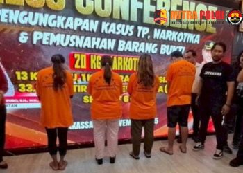 Keempatnya dihadirkan dalam konferensi pers di Mapolrestabes Makassar, Senin (10/11/2025). Mengenakan baju tahanan oranye dan masker, mereka hanya bisa menunduk malu dengan tangan terikat borgol plastik. Para pelaku, tiga di antaranya perempuan berambut panjang dan satu pria berambut pendek, digiring petugas dengan langkah tertib menuju ruang tahanan.