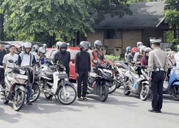 Direktorat Lalu Lintas Polda Kalteng melaksanakan kegiatan pemberhentian arus lalu lintas secara serentak di Bundaran Besar Kota Palangka Raya, Senin (10/11/2025) pagi.