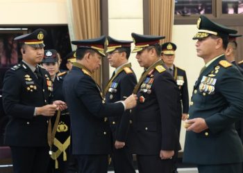 Kapolri Jenderal Polisi Listyo Sigit Prabowo memimpin Upacara Penganugerahan Tanda Kehormatan Bintang Bhayangkara Pratama, di Rupatama Mabes Polri, Selasa 11/11/2025.