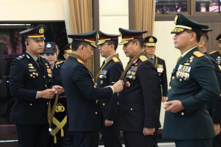 Kapolri Jenderal Polisi Listyo Sigit Prabowo memimpin Upacara Penganugerahan Tanda Kehormatan Bintang Bhayangkara Pratama, di Rupatama Mabes Polri, Selasa 11/11/2025.