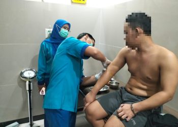 Satuan Tahanan dan Barang Bukti (Sat Tahti) Polresta Palangka Raya melakukan pendampingan perawatan medis terhadap seorang tahanan yang menjalani penggantian perban pasca operasi, Selasa (11/11/2025).