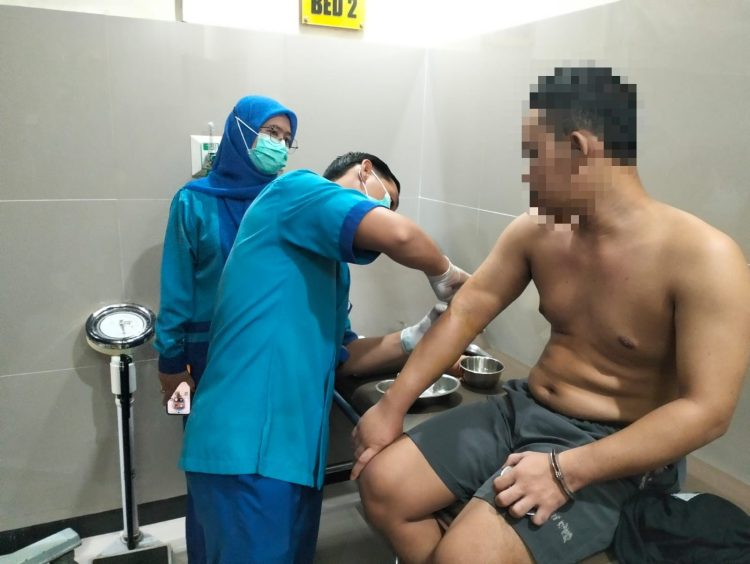 Satuan Tahanan dan Barang Bukti (Sat Tahti) Polresta Palangka Raya melakukan pendampingan perawatan medis terhadap seorang tahanan yang menjalani penggantian perban pasca operasi, Selasa (11/11/2025).