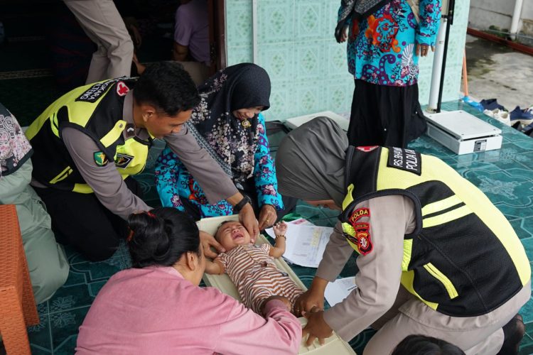 Rumah Sakit (Rumkit) Bhayangkara Tingkat III Palangka Raya Polda Kalteng melaksanakan kegiatan Pos Pelayanan Terpadu (Posyandu) Keliling di wilayah sekitar Kota Palangka Raya, Rabu (12/11/2025) pagi.