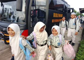 Program Bus Sekolah Gratis yang dijalankan oleh Satuan Brimob Polda Kalimantan Tengah kembali mendapat apresiasi luas dari masyarakat, khususnya para orang tua murid di Kota Palangka Raya.