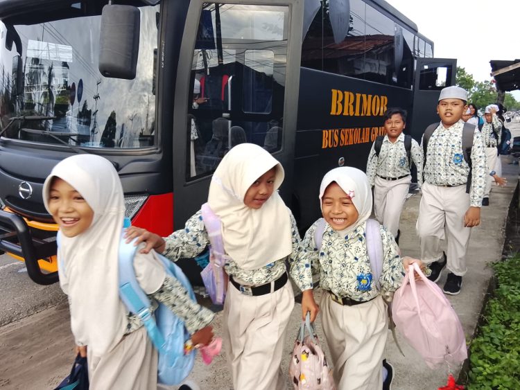 Program Bus Sekolah Gratis yang dijalankan oleh Satuan Brimob Polda Kalimantan Tengah kembali mendapat apresiasi luas dari masyarakat, khususnya para orang tua murid di Kota Palangka Raya.