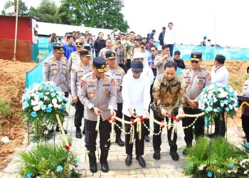 Wakil Kepala Kepolisian Republik Indonesia Komjen Pol. Prof. Dr. Dedi Prasetyo, S.H., M.Hum., M.Si., M.M. meresmikan Masjid An-Nahdah Suhanda yang berlokasi di lingkungan SMA Kemala Taruna Bhayangkara Bogor, sebagai wujud dukungan Polri terhadap penguatan pendidikan karakter dan nilai spiritual di lingkungan sekolah. kamis 13/11/2025.