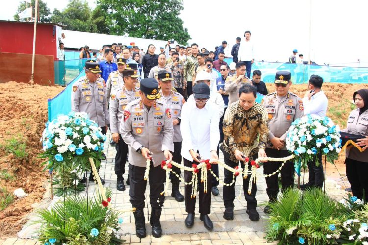 Wakil Kepala Kepolisian Republik Indonesia Komjen Pol. Prof. Dr. Dedi Prasetyo, S.H., M.Hum., M.Si., M.M. meresmikan Masjid An-Nahdah Suhanda yang berlokasi di lingkungan SMA Kemala Taruna Bhayangkara Bogor, sebagai wujud dukungan Polri terhadap penguatan pendidikan karakter dan nilai spiritual di lingkungan sekolah. kamis 13/11/2025.