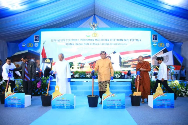 Wakil Kepala Kepolisian Negara Republik Indonesia (Wakapolri) Komjen Pol. Dr. Dedi Prasetyo memimpin kegiatan Peletakan Batu Pertama Rumah Ibadah Non-Muslim di kawasan pembangunan SMA Kemala Taruna Bhayangkara, Gunung Sindur, Kabupaten Bogor, Kamis 13/11/2025.