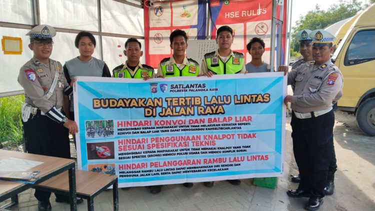 Satuan Lalu Lintas (Satlantas) Polresta Palangka Raya melaksanakan kegiatan Dikmas Lantas melalui program “Polantas Menyapa” di Jalan Mahir Mahar tepatnya di depan Gudang J&T, Kamis (13/11/2025).