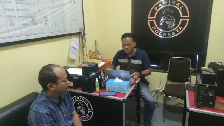 pemeriksaan terkait peristiwa tersebut yang dilakukan terhadap sejumlah personel pada Ruang Sipropam di Mapolresta Palangka Raya, Jalan Tjilik Riwut Km. 3,5, Kamis (13/11/2025) siang.