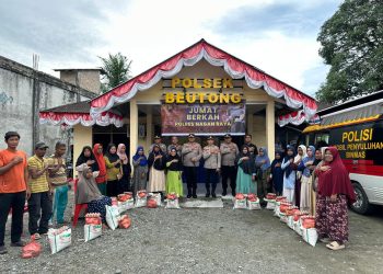 Kapolres Nagan Raya AKBP Dr. Benny Bathara, S.I.K., M.I.K., bersama para Pejabat Utama Polres Nagan Raya turut hadir dan menyerahkan langsung paket sembako kepada warga yang membutuhkan, termasuk fakir miskin dan masyarakat kurang mampu dari berbagai desa di wilayah Kecamatan Beutong.