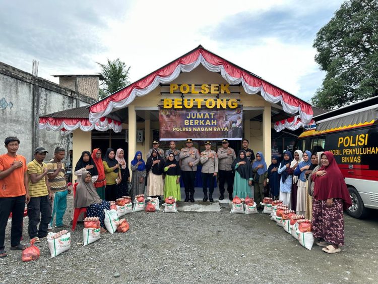 Kapolres Nagan Raya AKBP Dr. Benny Bathara, S.I.K., M.I.K., bersama para Pejabat Utama Polres Nagan Raya turut hadir dan menyerahkan langsung paket sembako kepada warga yang membutuhkan, termasuk fakir miskin dan masyarakat kurang mampu dari berbagai desa di wilayah Kecamatan Beutong.