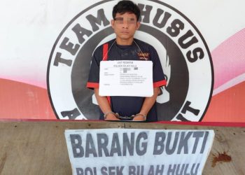 petugas mengamankan seorang tersangka berinisial SN alias U (24), warga Lingkungan Kampung Sawah II, Kelurahan Sigambal, Kecamatan Rantau Selatan. Barang bukti yang ditemukan antara lain 1 unit HP Oppo A7 warna silver dan 1 plastik klip berisi diduga sabu seberat 1,35 gram.