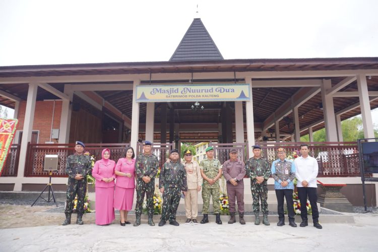 Kapolda Kalimantan Tengah Irjen Pol. Iwan Kurniawan, S.I.K., M.Si. meresmikan Masjid Nuruddua yang berada di kompleks Mako Satbrimob Polda Kalteng, Jl. Tjilik Riwut Km.32, Kota Palangka Raya, Jumat (14/11/2025).
