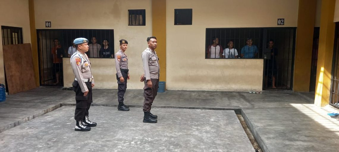Pamapta III SPKT Polresta Palangka Raya Ipda Oxana Licanissya melanjutkan kegiatan dengan melakukan pengecekan kondisi ruang tahanan (Rutan) Mapolresta Palangka Raya, Sabtu (15/11/2025).
