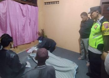 Seorang pria ditemukan tewas akibat gantung diri di dapur rumah warga di Desa Lamongan, Kecamatan Kaligondang, Kabupaten Purbalingga, Sabtu (15/11/2025) malam. Korban diketahui berinisial S (40), warga desa setempat yang diduga mengalami masalah jiwa.