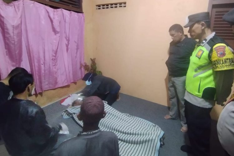 Seorang pria ditemukan tewas akibat gantung diri di dapur rumah warga di Desa Lamongan, Kecamatan Kaligondang, Kabupaten Purbalingga, Sabtu (15/11/2025) malam. Korban diketahui berinisial S (40), warga desa setempat yang diduga mengalami masalah jiwa.