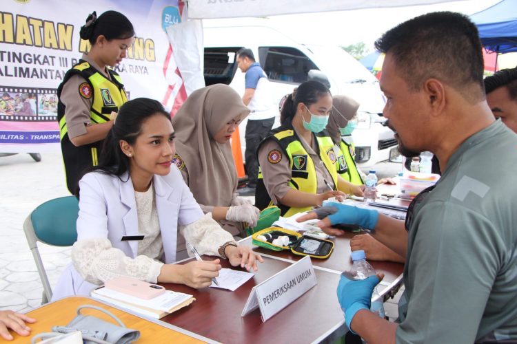 Rumah Sakit (Rumkit) Bhayangkara Tingkat III Palangka Raya Polda Kalteng rutin mengajak masyarakat untuk menjaga kesehatan melalui kegiatan Pelayanan Kesehatan Keliling (Yankesling) melakukan pemeriksaan kesehatan secara gratis, Minggu (16/11/2025) pagi.
