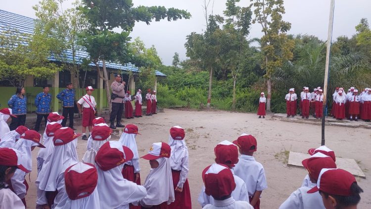 Personel Kompi 1 Batalyon B Pelopor Satbrimob Polda Kalimantan Tengah melaksanakan kegiatan pembina upacara serta memberikan sosialisasi penyuluhan kepada peserta didik di SDN Kunjung Pasir Putih Km.18, Kecamatan Telawang, Kabupaten Kotawaringin Timur (17/11/2025).