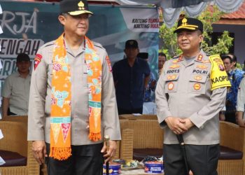 Kapolda Kalteng, Irjen Pol Iwan Kurniawan, S.I.K., M.Si. , mendampingi Kunjungan Kerja (Kunker) Gubernur H. Agustiar Sabran, S.I.Kom, di Kabupaten Barito Timur. Senin (17/11/2025).