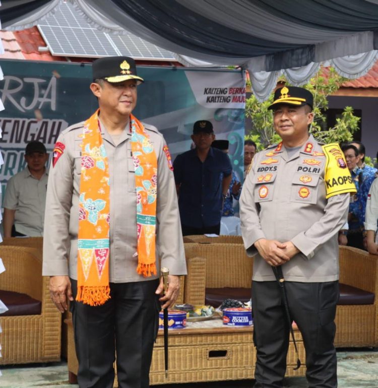 Kapolda Kalteng, Irjen Pol Iwan Kurniawan, S.I.K., M.Si. , mendampingi Kunjungan Kerja (Kunker) Gubernur H. Agustiar Sabran, S.I.Kom, di Kabupaten Barito Timur. Senin (17/11/2025).