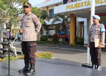 Kabag Logistik Polresta Palangka Raya Kompol Mangatur Tampubolon memimpin pelaksanaan apel pagi rutin yang digelar di halaman Mapolresta Palangka Raya, Selasa (18/11/2025).