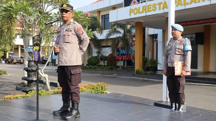 Kabag Logistik Polresta Palangka Raya Kompol Mangatur Tampubolon memimpin pelaksanaan apel pagi rutin yang digelar di halaman Mapolresta Palangka Raya, Selasa (18/11/2025).