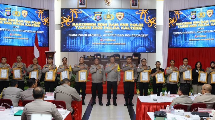 Kapolda Kalimantan Tengah (Kalteng) Irjen Pol Iwan Kurniawan, S.IK., M.Si. secara resmi membuka rapat koordinasi pembinaan sumber daya manusia (Rakorbin SDM) Polri jajaran Polda Kalteng, di Gedung Graha Bhayangkara, Mapolda setempat, Jl.Tjilik Riwut Km.1, Kota Palangka Raya, Selasa (18/11/2025).