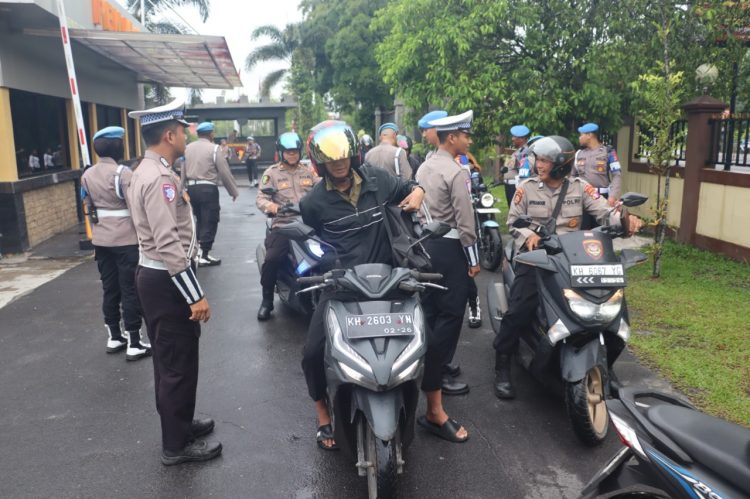 Polda Kalimantan Tengah (Kalteng) melalui Bidang Profesi dan Pengamanan (Bidpropam) menggelar Penegakan Ketertiban dan Disiplin (Gaktiblin) pagi personel Polri. Rabu (19/11/2025).