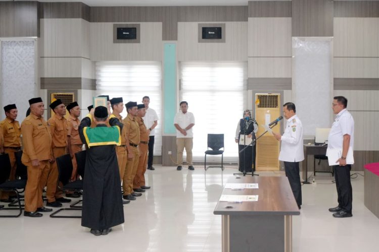 Pelantikan yang berlangsung di Aula Pulau Weh Kantor Wali Kota Sabang ini menjadi langkah strategis untuk menjaga kesinambungan pemerintahan gampong, terutama menjelang pelaksanaan Pemilihan Keuchik Serentak (Pilchiksung) tahun 2025.
