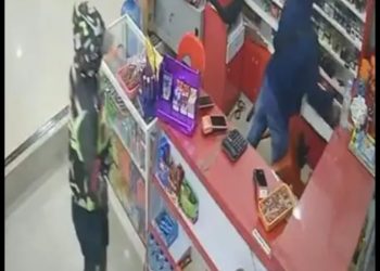 Aksi nekat dua pria bertopeng menggemparkan sebuah minimarket di Kecamatan Maritengngae, Kabupaten Sidrap, Rabu dini hari (19/11/2025)