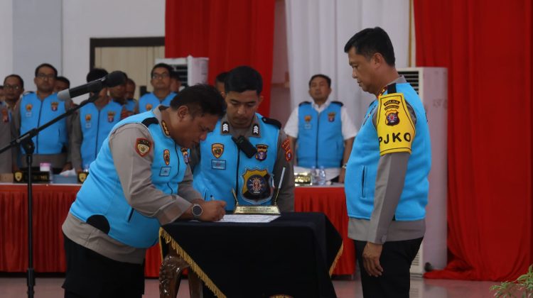 Kegiatan tersebut, dipimpin langsung oleh Kapolda Kalteng Irjen Pol Iwan Kurniawan, S.IK., M.Si. didampingi Wakapolda Brigjen Pol Dr. Rakhmad Setyadi, S.IK., S.H., M.H. dan sejumlah pejabat utama Polda selaku panitia, serta turut dihadiri tim pengawas eksternal serta perwakilan orang tua dan peserta seleksi.