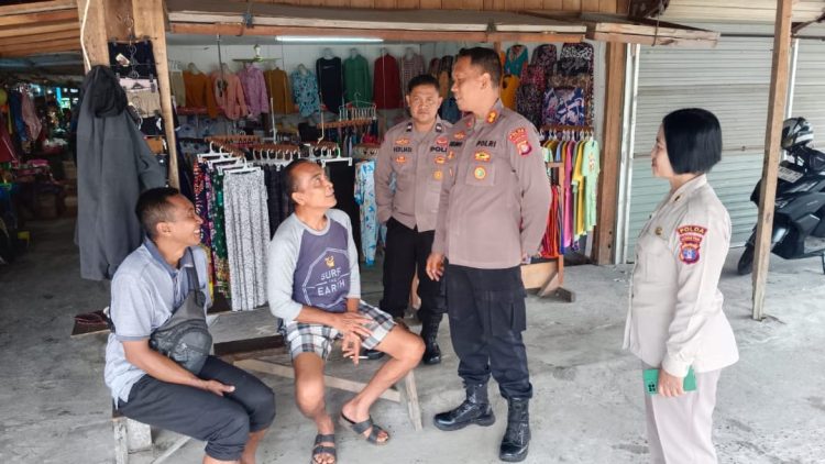 Ditbinmas Polda Kalteng melalui Subditbintibsos melaksanakan imbauan Kamtibmas di Pasar Rajawali dan sekitarnya, Rabu (19/11/2025) siang