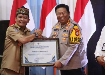 Kapolresta pun menerima piagam penghargaan mitra kerja dari Kanwil Dirjen Pemasyarakatan Kalimantan Tengah yang diserahkan secara langsung oleh Gubernur, Agustiar Sabran dan turut disaksikan Kapolda Kalteng, Irjen Pol. Drs. Iwan Kurniawan, S.I.K., M.Si.