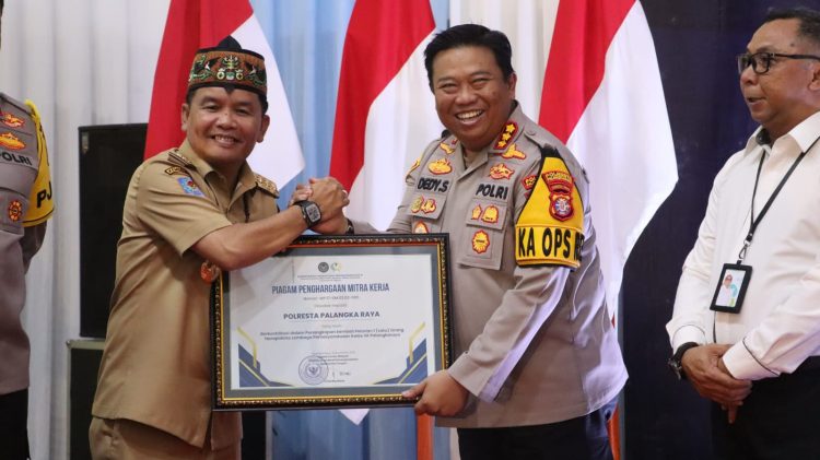 Kapolresta pun menerima piagam penghargaan mitra kerja dari Kanwil Dirjen Pemasyarakatan Kalimantan Tengah yang diserahkan secara langsung oleh Gubernur, Agustiar Sabran dan turut disaksikan Kapolda Kalteng, Irjen Pol. Drs. Iwan Kurniawan, S.I.K., M.Si.