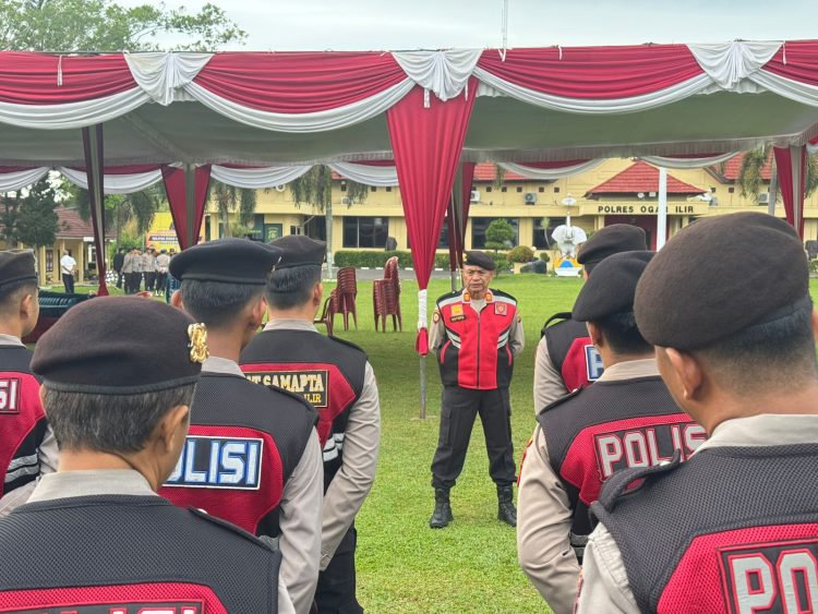 Apel fungsi pengecekan kehadiran dan kekuatan rutin yang dipimpin langsung oleh Kasat Samapta Polres Ogan Ilir, AKP Sutopo, pada Rabu pagi (19/11/2025) di halaman Mapolres Ogan Ilir.
