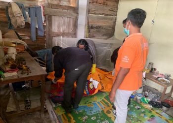Para personel yang dikerahkan pun melakukan Olah Tempat Kejadian Perkara (TKP) penemuan jenazah di sebuah gudang pada wilayah Kelurahan Panarung, Kecamatan Pahandut, Kota Palangka Raya, Kalimantan Tengah, Rabu (19/11/2025) pagi.