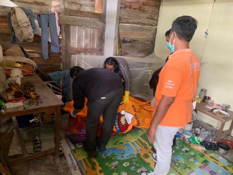 Para personel yang dikerahkan pun melakukan Olah Tempat Kejadian Perkara (TKP) penemuan jenazah di sebuah gudang pada wilayah Kelurahan Panarung, Kecamatan Pahandut, Kota Palangka Raya, Kalimantan Tengah, Rabu (19/11/2025) pagi.