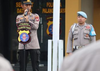 Polresta Palangka Raya menggelar apel pagi yang dipimpin Kabag SDM AKP Prio Amboro, S.T., dengan diikuti seluruh Pejabat Utama (PJU), personel, dan ASN Polresta Palangka Raya, Kamis (20/11/2025).