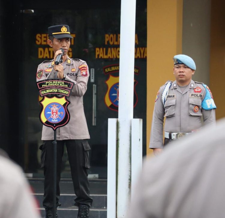Polresta Palangka Raya menggelar apel pagi yang dipimpin Kabag SDM AKP Prio Amboro, S.T., dengan diikuti seluruh Pejabat Utama (PJU), personel, dan ASN Polresta Palangka Raya, Kamis (20/11/2025).