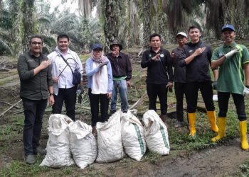 Manajemen dan karyawan PTPN IV Kebun Bah Birung Ulu berpose bersama usai melaksanakan gotong royong pengutipan brondolan di area Afdeling, Kabupaten Simalungun, Kamis (20/11/2025).