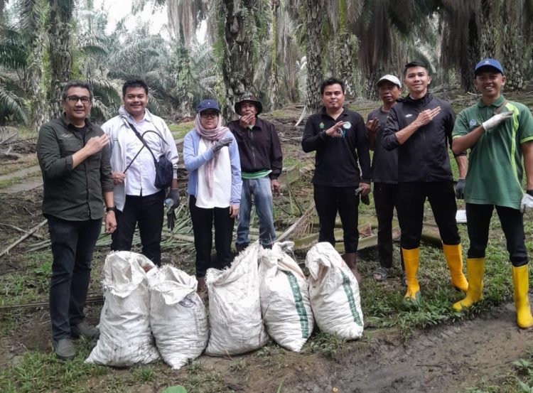 Manajemen dan karyawan PTPN IV Kebun Bah Birung Ulu berpose bersama usai melaksanakan gotong royong pengutipan brondolan di area Afdeling, Kabupaten Simalungun, Kamis (20/11/2025).