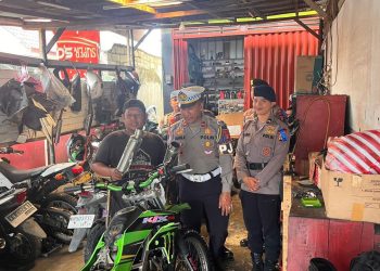 Personel Polda Kalimantan Tengah (Kalteng) yang tergabung dalam Operasi Zebra Telabang 2025 melakukan sosialisasi kepada pemilik dan mekanik bengkel modifikasi kendaraan di Kota Palangka Raya, Kamis (20/11/2025).