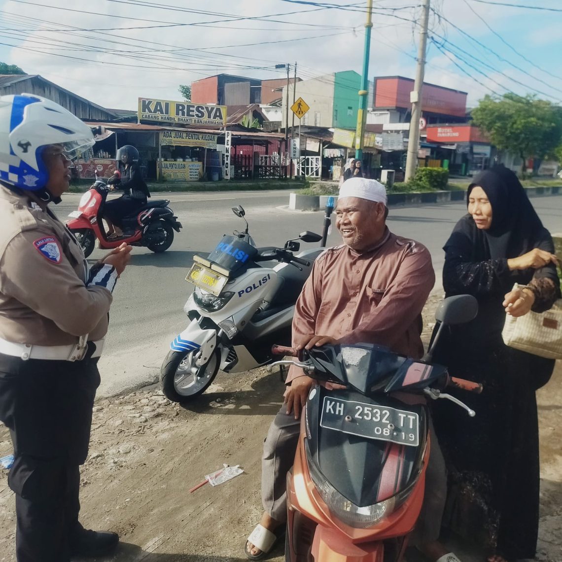 personel Polda Kalteng yang tergabung dalam Ops Zebra Telabang 2025, melaksanakan penindakan berupa hunting system bagi pelanggar lalu lintas, Kamis (20/11/2025) sore.